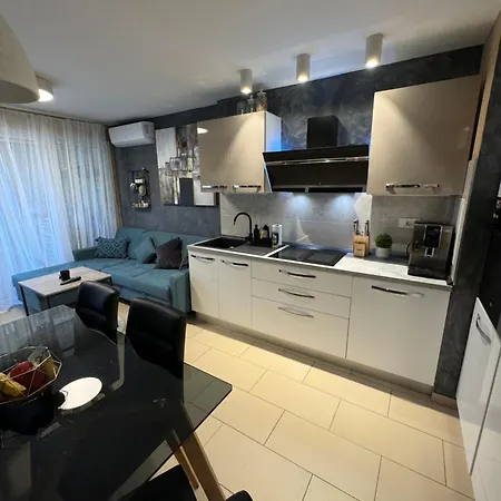 Апартаменти Astra With Private Parking